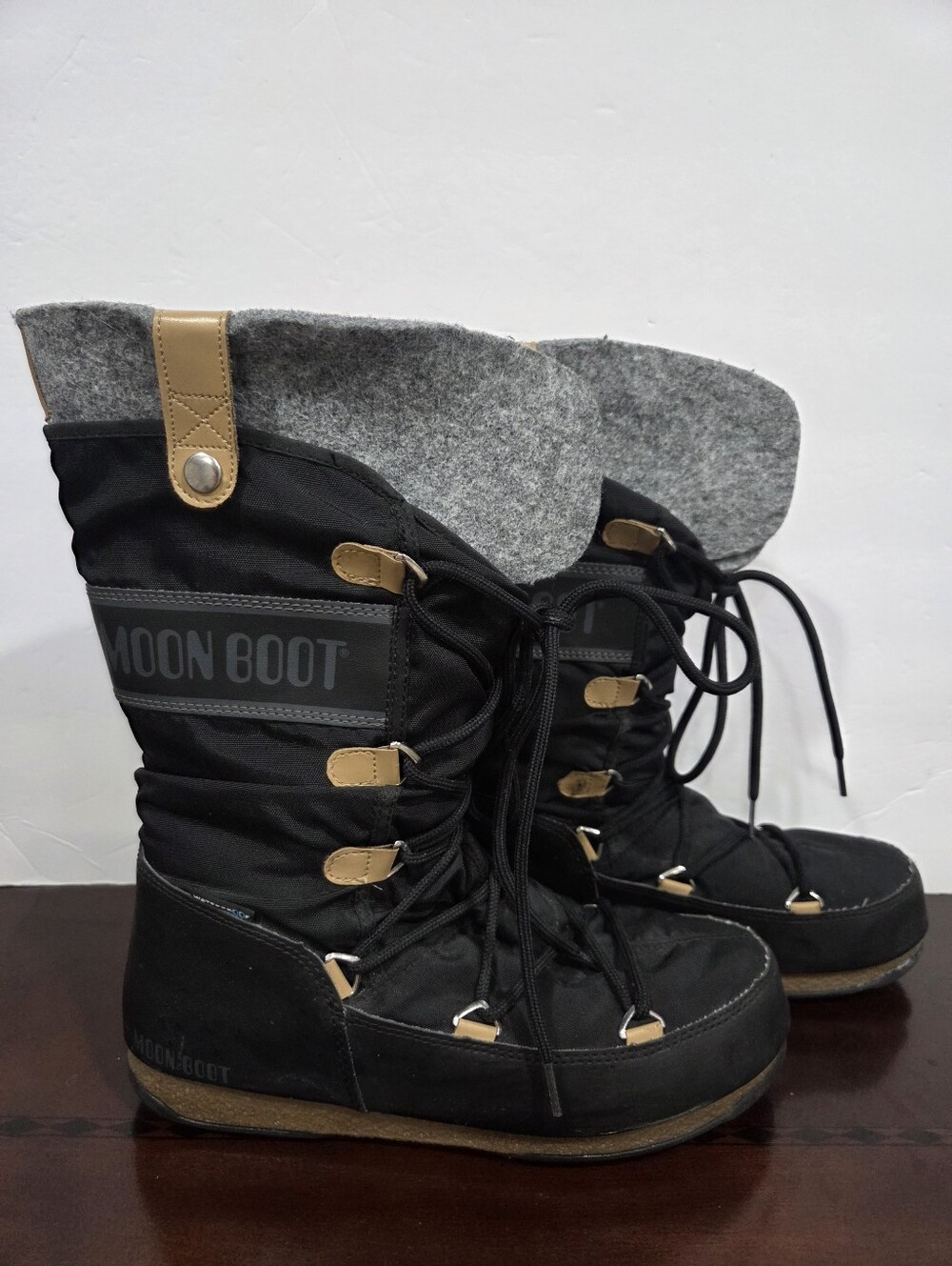 Moon Boot Black Winter Snow Boots with Tan Accents Sz.7.5